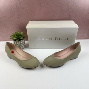 Taryn Rose Felicity Solid Beige Stretch Fabric Shoes Kitten Heels Women Size 6